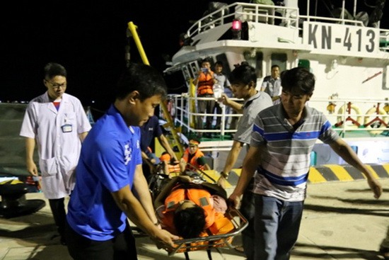 患潛水減壓症的漁民阮文明獲送上岸前往醫院接受治療。（圖源：VOV）