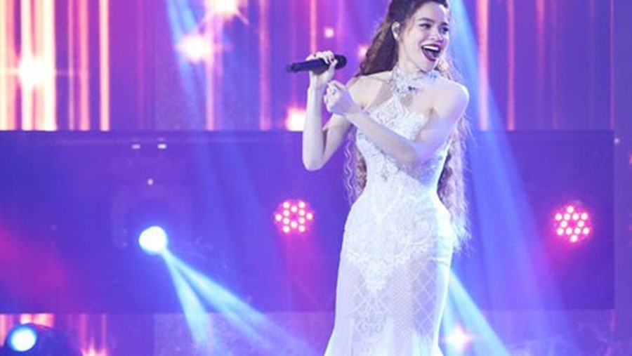 胡玉霞歌手把在國內舉辦的《情歌》演唱節目帶到歐、美洲的越南人群體中開巡演。