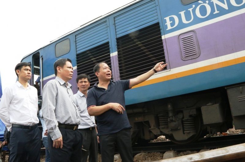 交通運輸部長阮文體(左二)親臨山城火車站檢查事故處理工作。（圖源：交通報）
