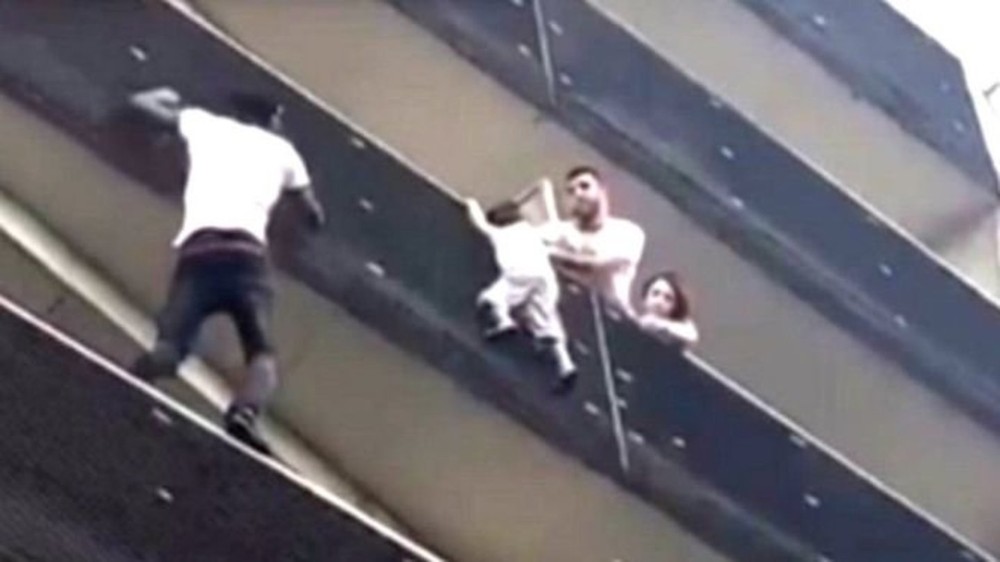 22歲的馬里移民賈薩瑪在不到一分鐘的時間裡，徒手爬上了4樓，救下了這個孩子，被讚揚是巴黎的“蜘蛛俠”。（圖源：互聯網）