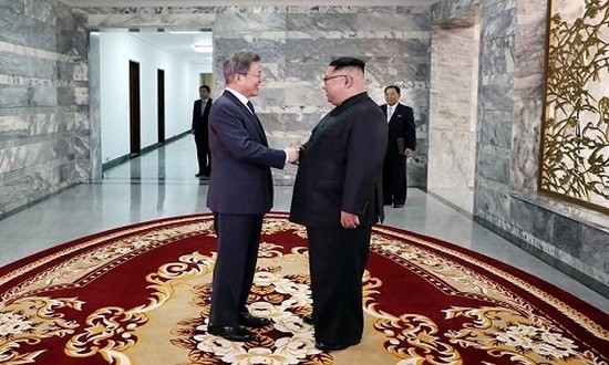 5月26日，韓國總統文在寅（左）在板門店朝方一側的統一閣與朝鮮國務委員會委員長金正恩舉行會晤。（圖源：青瓦台）