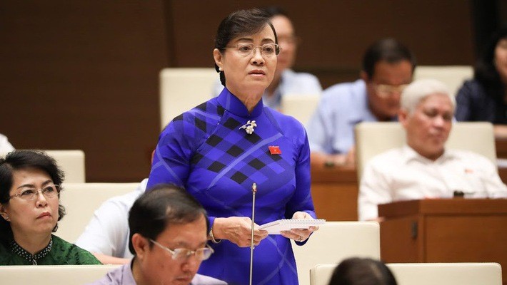 市人民議會主席、國會代表阮氏決心在會議上發言。