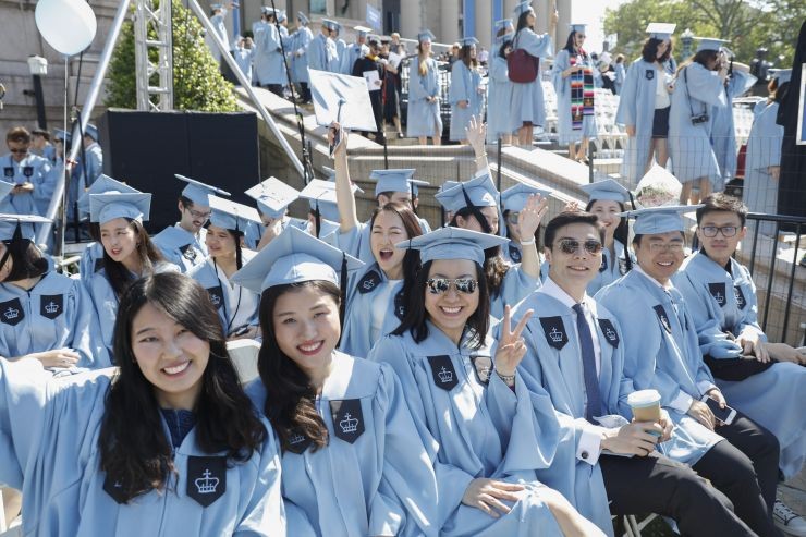 圖為美國紐約哥倫比亞大學畢業典禮上的中國留學生。（示意圖源：互聯網）