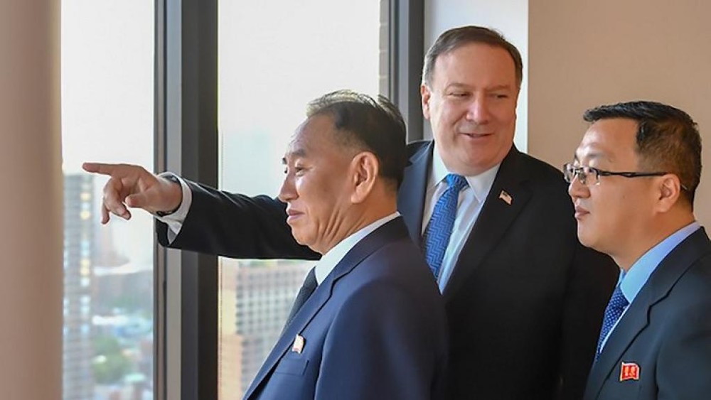 美國國務卿彭佩奧（中）與金正恩特使金英哲(左)。（圖源：AFP）