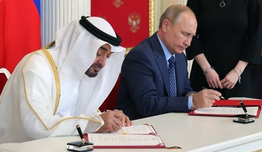 俄羅斯總統普京與阿拉伯聯合酋長國阿布扎比王儲穆罕默德簽署兩國戰略夥伴關係宣言。（圖源：Sputnik）