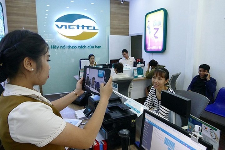 Viettel 對未補充資訊用戶單向停機。圖為Viettel用戶在辦理個人資訊補充手續。（示意圖源：互聯網）