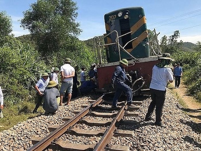 該起事故導致列車頭被脫離軌道，交通受阻。