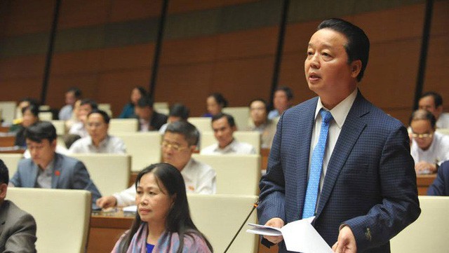 資源與環境部長陳紅河在國會議事堂上發言。