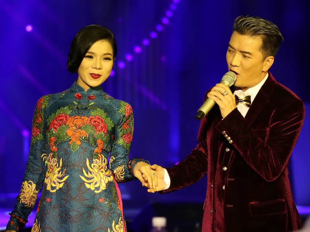 女歌手麗娟與男歌手譚永興參加在堅江省富國縣舉行的演唱會。