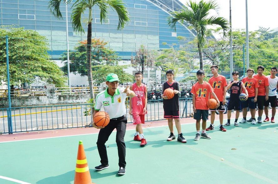 李榮康教練指導學員帶球上籃技術。