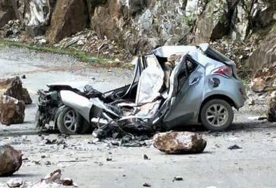 現場該汽車被滾石砸扁，導致司機當場死亡。（圖源：越南快訊網）