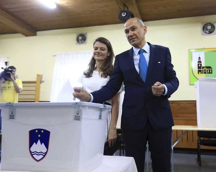 斯洛文尼亞前總理揚沙(右)領導政黨暫時領先。（圖源：AP）