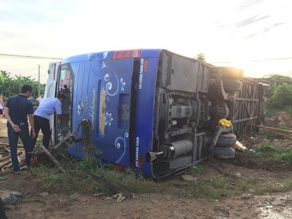途經廣治省海陵縣海尚鄉路段的編號37B-00930客車側翻在路旁，導致車上10多名乘客受傷。