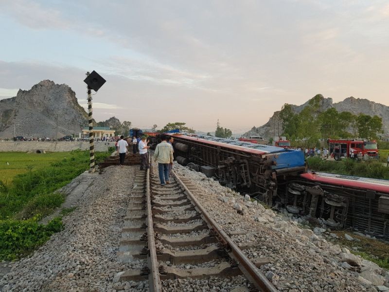 交通與運輸部長：造成鐵路事故組織和個人被追究責任。圖為5月24日在清化省發生的一起嚴重鐵路事故之現場。（圖源：互聯網）