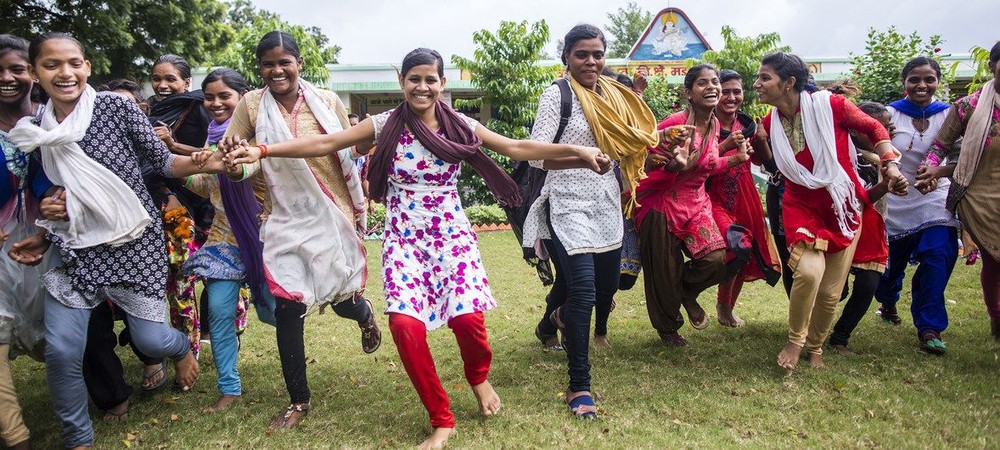 在印度農村一所政府開辦的中學裡，女孩子們正在跑步並參加遊戲。世界衛生組織表示，鍛煉和運動可以幫助人體抵禦各種疾病。（圖源：兒基會）
