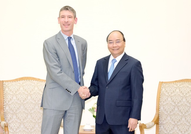 政府總理阮春福（右）接見英國駐越大使賈艾斯‧利弗。（圖源：光孝）