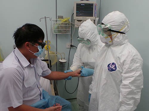 衛生部：警惕與及早發現病人感染埃博拉病毒。圖為新山一國際機場應急預防埃博拉疫情演習。（圖源：勞動者報）