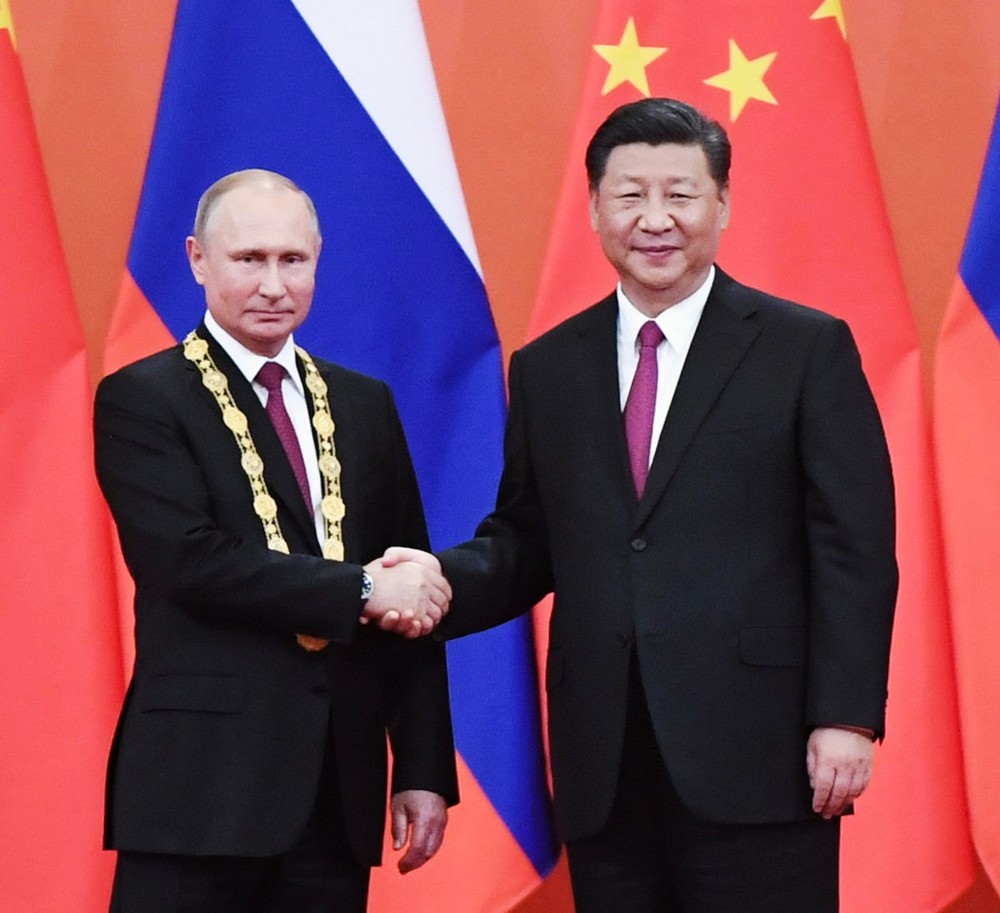 中國國家主席習近平向俄羅斯總統普京授予首枚“友誼勳章”。（圖源：新華網）