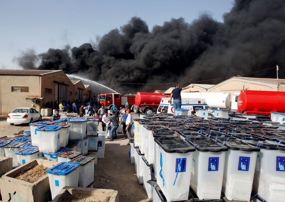 在伊拉克首都巴格達，失火倉庫冒出滾滾濃煙。（圖源：路透社）
