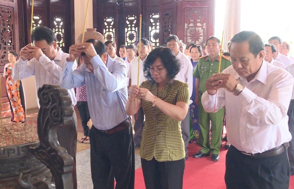 永隆省領導在部長會議主席范雄紀念館上香緬懷。（圖源：青林）