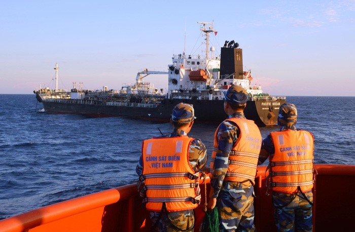 第二區海警司令部人贓並獲正在拋錨的“Pacific Ocean號”船，通過船舷為一艘無名稱、無編號和沒有懸掛國旗的鐵殼船接駁柴油。（圖源：CSB）