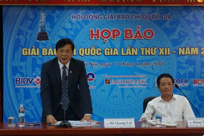 越南新聞工作者協會常務副主席胡光利(左)在發佈會上發言。（圖源：玉葉）