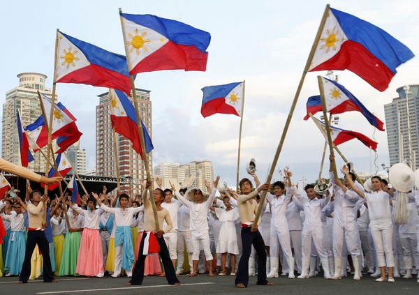 菲律賓人民高舉國旗歡度獨立日。（圖源：互聯網）