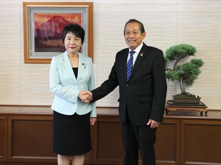政府常務副總理張和平( 右)會見日本法務大臣上川陽子。（圖源：越通社）