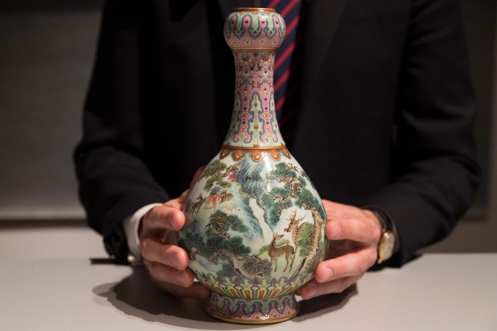 蘇富比指出，這個花瓶保存完好，極其罕見，是乾隆皇帝(1735-1796)官窯裡最優秀的工匠的作品。（圖源：互聯網）