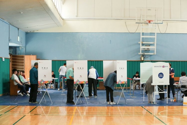 6月13日，選民在韓國首爾一個投票點參加投票。（圖源：新華網）
