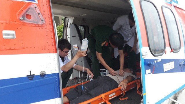 直升機趕忙飛抵長沙島縣醫療中心迅速展開搶救並將病人送回陸地繼續接受治療。（圖源：救護局）