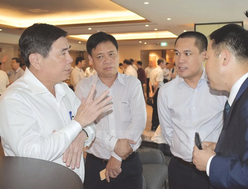 市人委會主席阮成鋒與各投資商交談。（圖源：越通社）