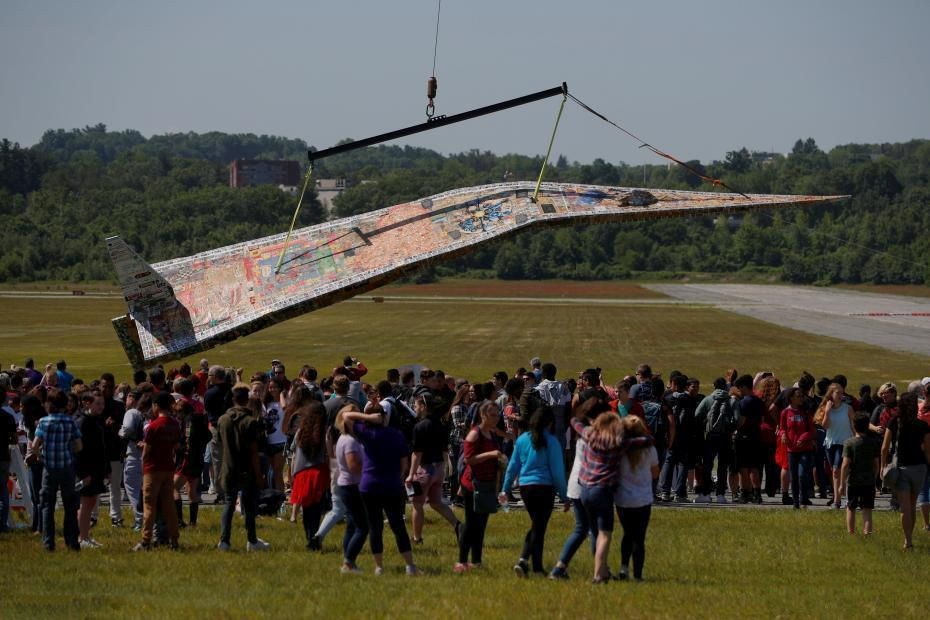 美國麻省一名藝術家數年前從女兒身上得到啟發，決心要製造1隻全球最大的紙飛機。（圖源：互聯網）