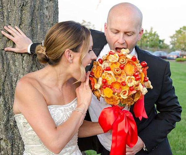 美國紐約連鎖披薩餐廳推出了一款可食用的婚禮捧花以及新郎西服上佩戴的花束披薩。（圖源：互聯網）