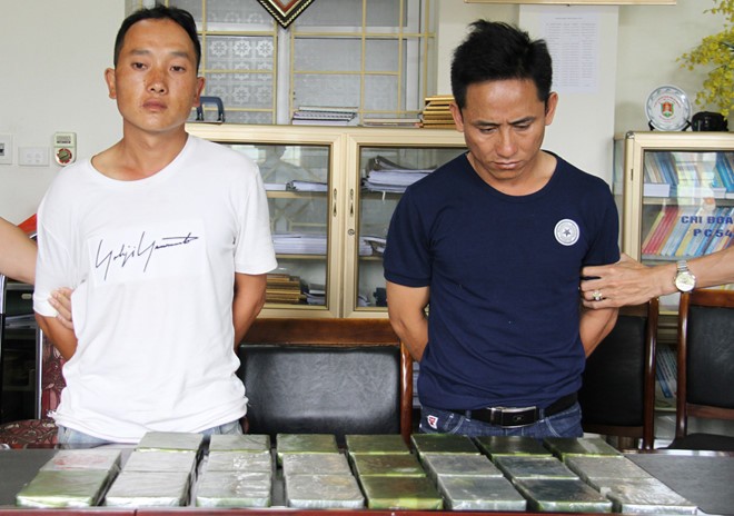 被抓獲的2名運毒歹徒楊阿泡（左）和王阿費，以及23塊海洛因物證。（圖源：公安機關提供）
