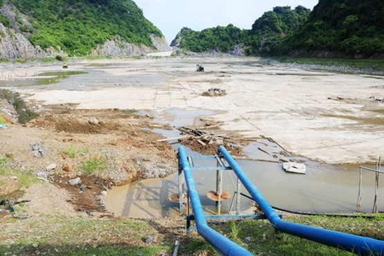 人工淡水庫的珍珠湖是吉婆鎮的淡水供應源已乾涸見底。（圖源：江征）
