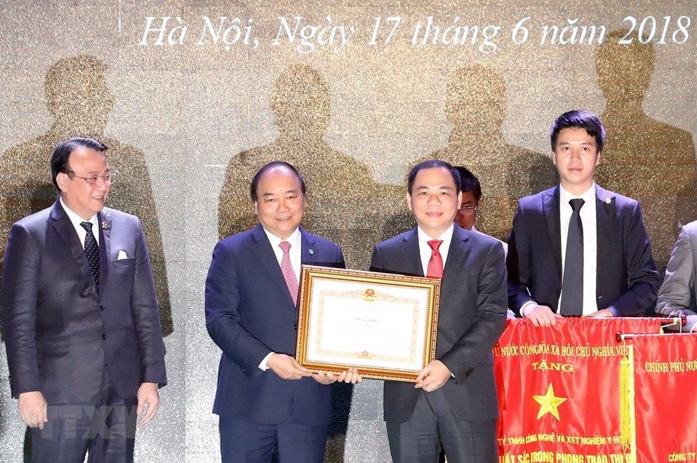 政府總理阮春福給投資商頒發投資許可證。（圖源：越通社）