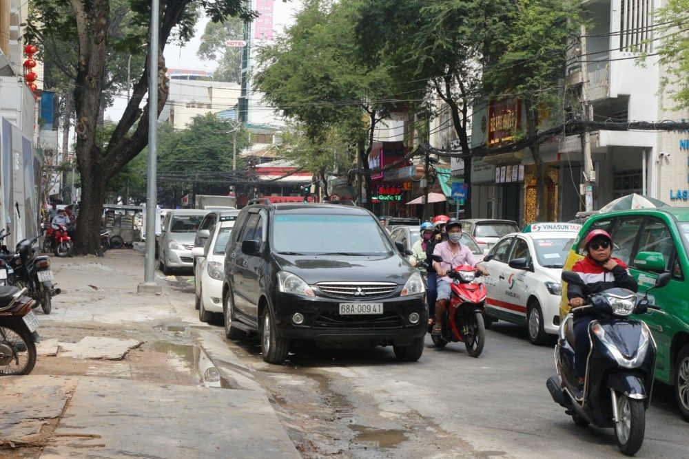 狹窄街道上隨處可見汽車在路邊停泊情況。