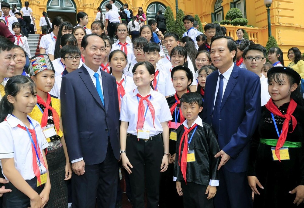 國家主席陳大光與兒童交談。（圖源：顏創）