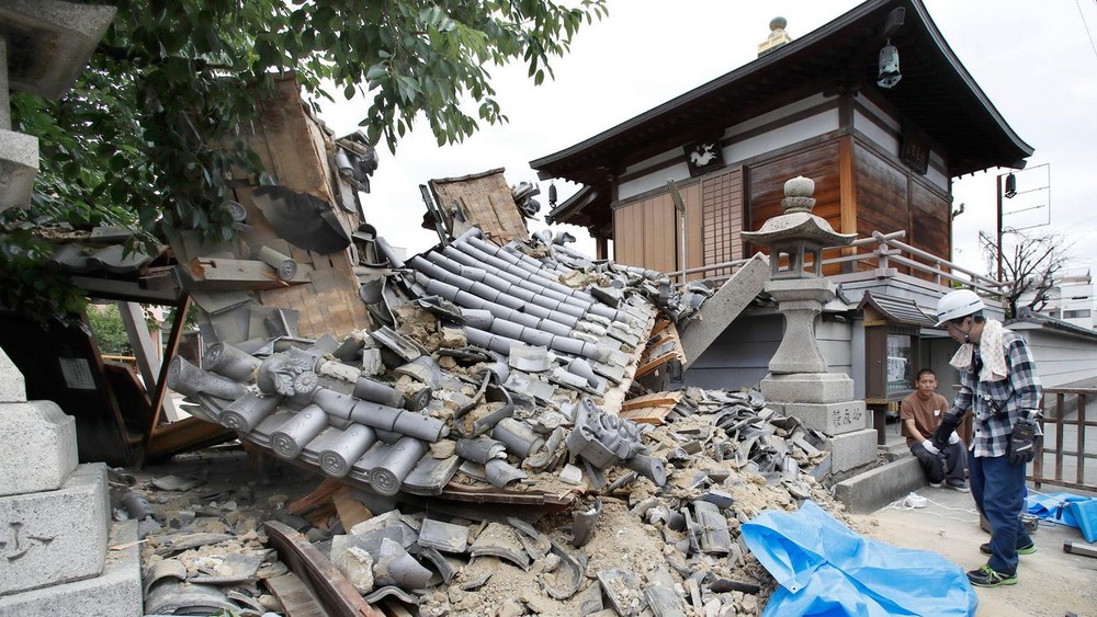 在日本大阪府茨城市，一座廟宇的大門因地震而倒塌。（圖源：互聯網）