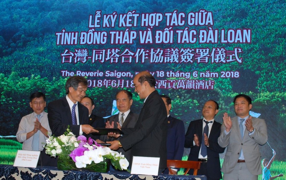 在多位領導的見證下，台灣農業可持續發展協會與同塔省人委會進行簽約儀式。
