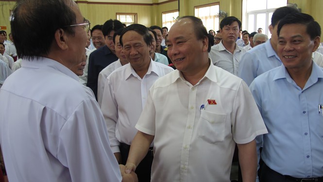 政府總理阮春福與選民接觸。（圖源：黎新）