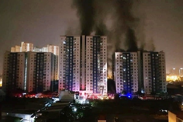 Carina 公寓僅局部損壞。圖為Carina 公寓3月23日凌晨發生火警的現場。（圖源：H.B臉書圖）