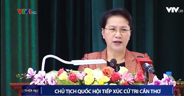 國會主席阮氏金銀回答芹苴市選民的詢問。（圖源：VTV視頻截圖）