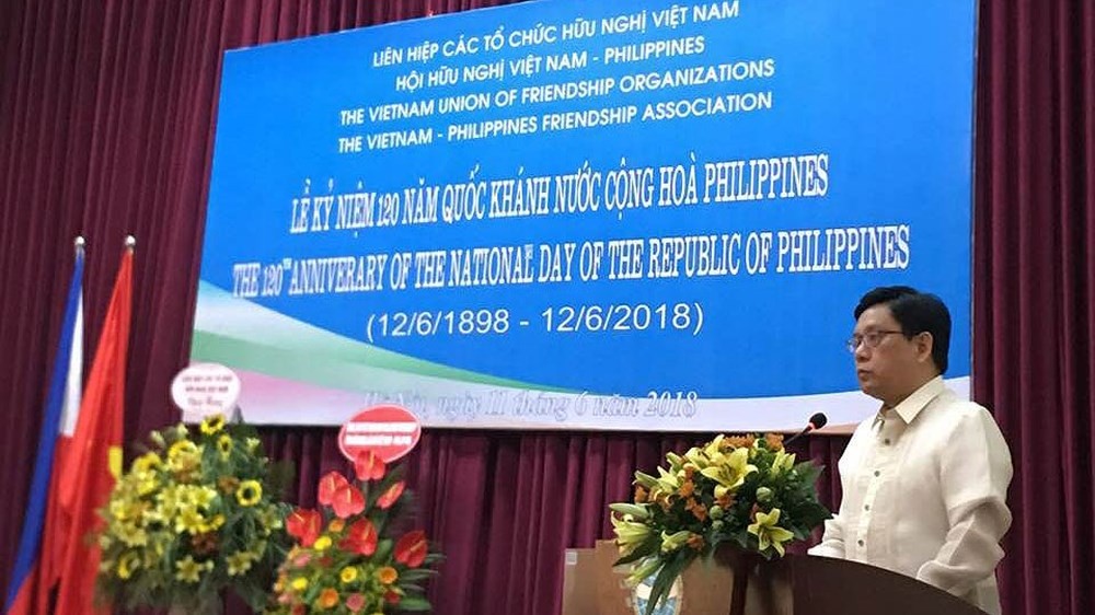 菲律賓駐越南大使Noel Servigon在紀念會上發言。（圖源：KL/DANGCONGSAN.VN）