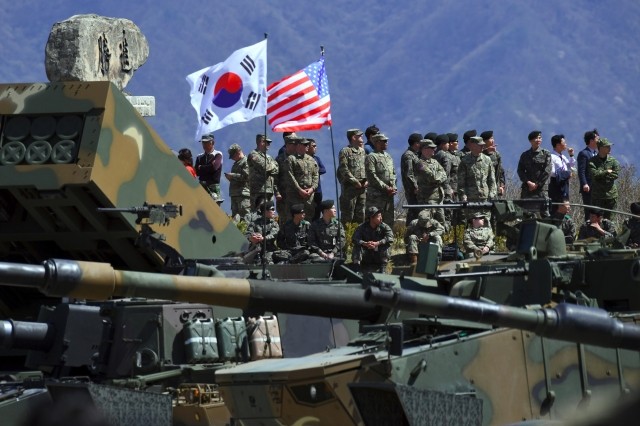 美、韓國防部19日宣佈，暫停原定於8月舉行的聯合軍演。圖為今年4月美韓聯合軍演。（圖源：AFP）