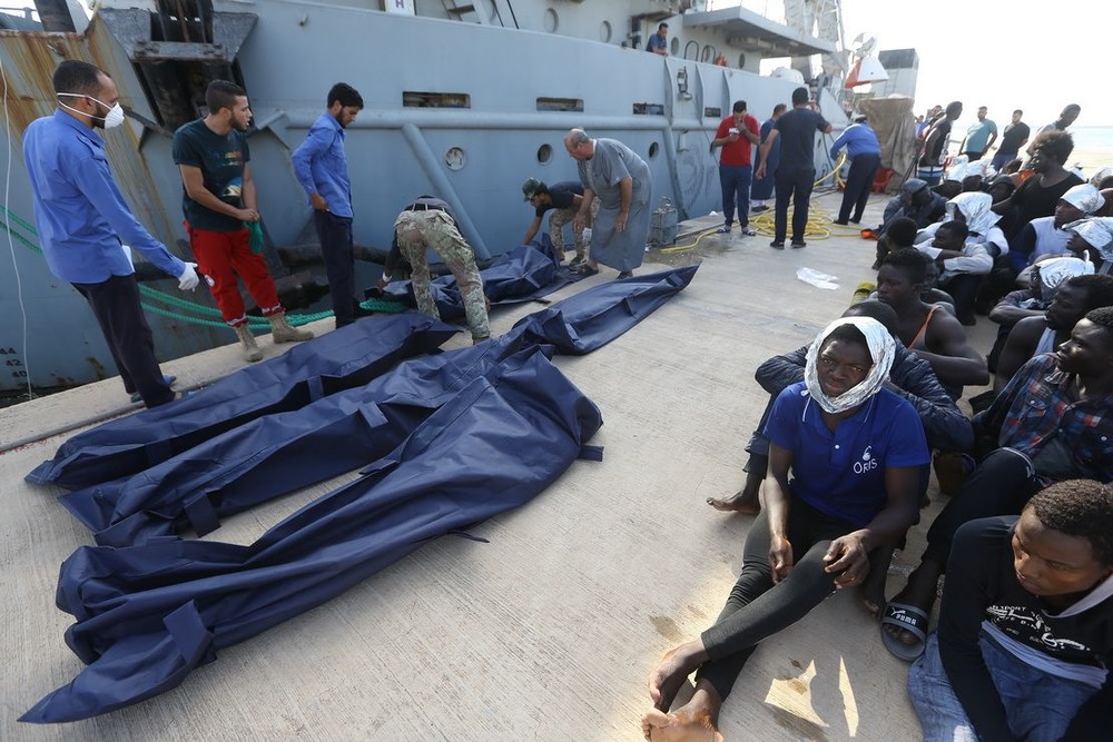在利比亞的黎波里一個海軍基地，海岸警衛隊人員準備搬運非法移民遺體。（圖源：新華網）