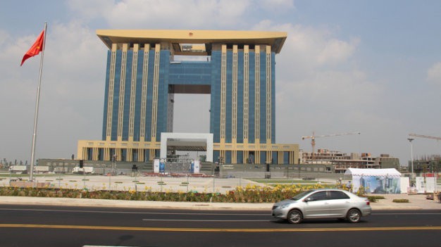 圖為21層樓高的平陽省行政中心，該省大部份部門的工作場所都匯聚於此。（示意圖源：霸山）
