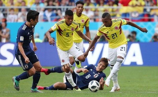 哥倫比亞（黃衣）與日本拼搶激烈。