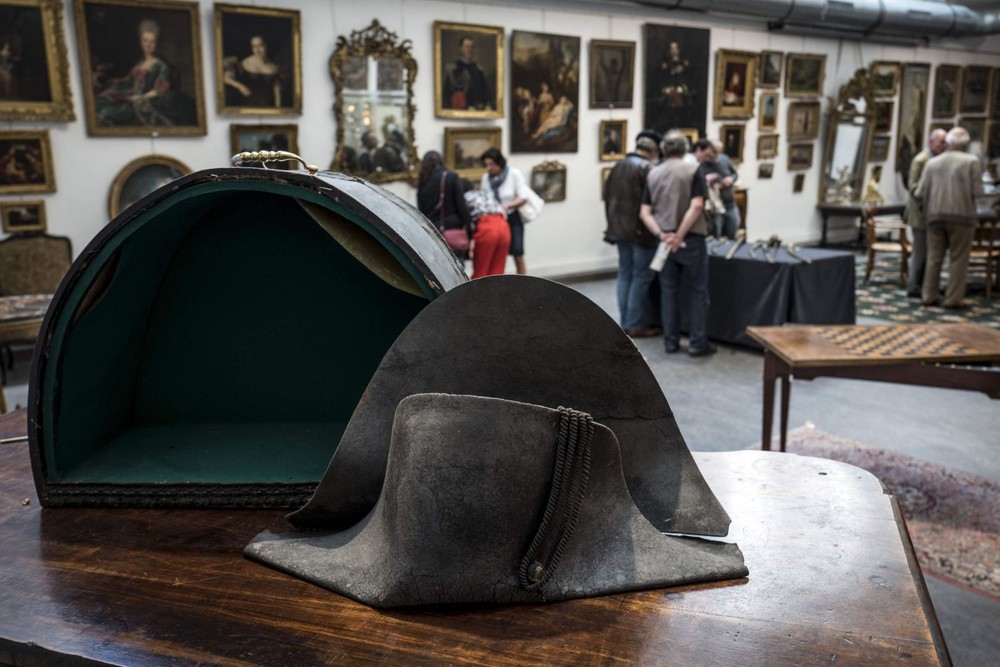 當天拍賣的這頂雙角帽是拿破侖在1815年滑鐵盧戰役時佩戴的軍帽。（圖源：互聯網）